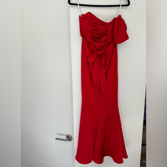 Red satin gown - Picture 3 of 8